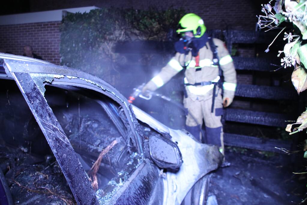 Geparkeerde auto brand uit