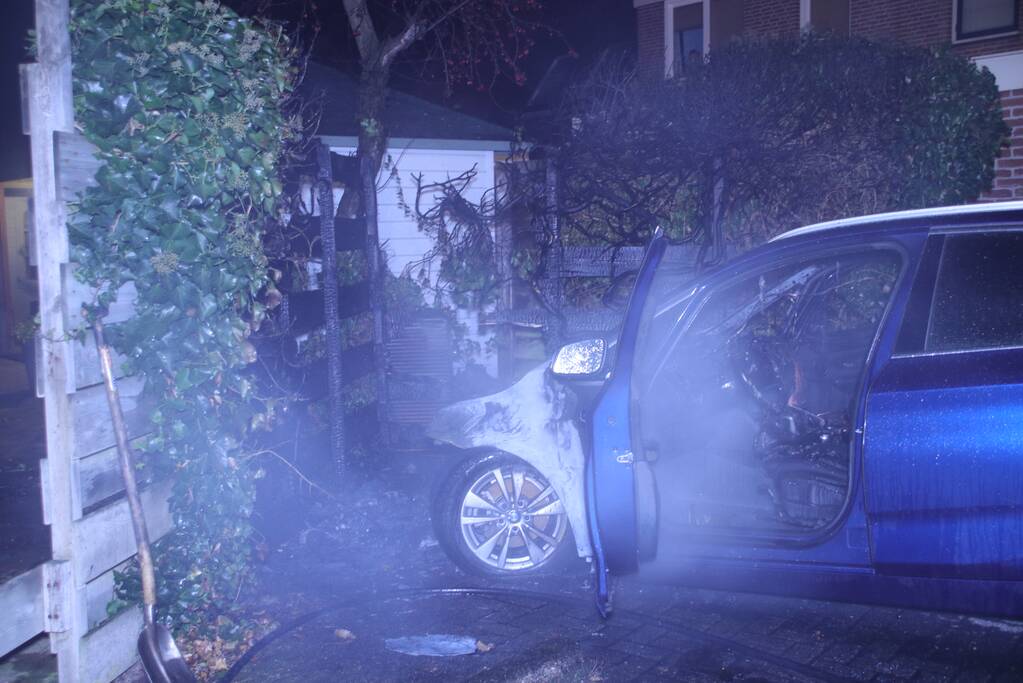 Geparkeerde auto brand uit