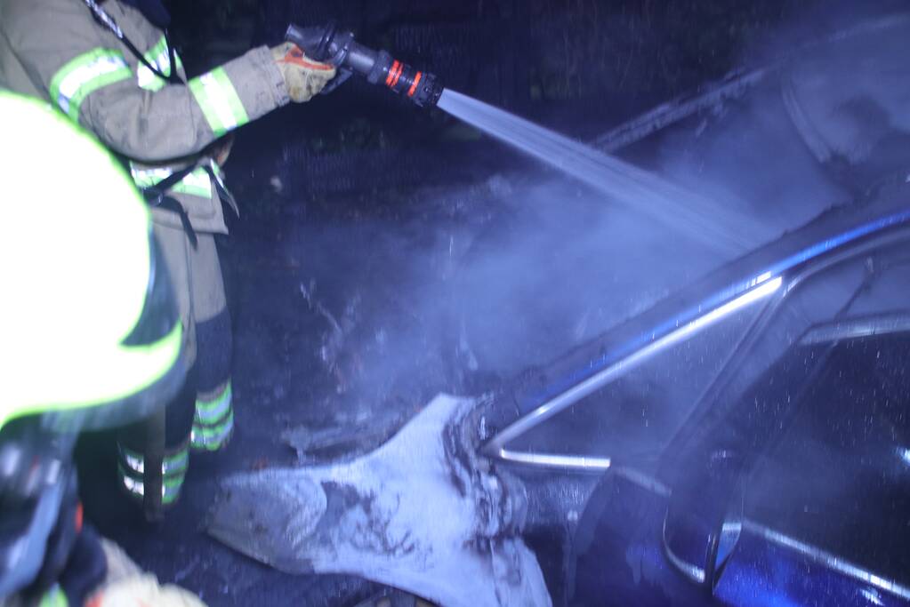 Geparkeerde auto brand uit