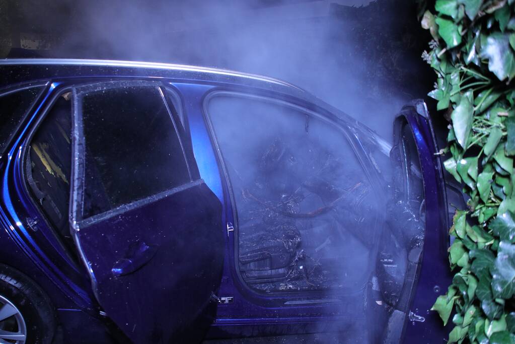 Geparkeerde auto brand uit