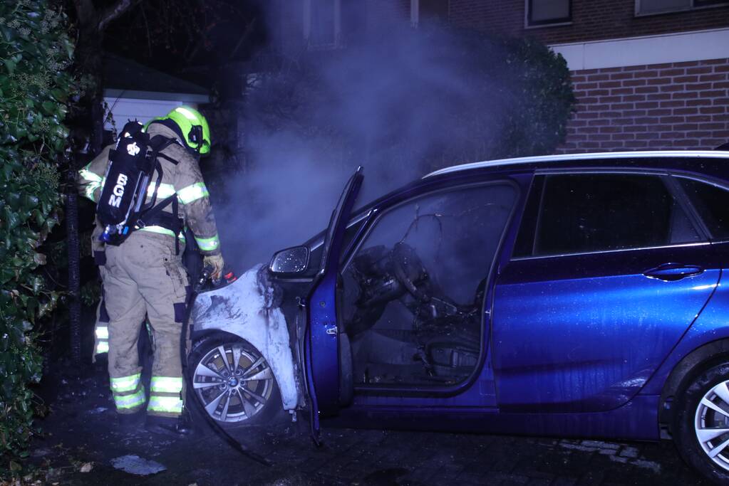Geparkeerde auto brand uit