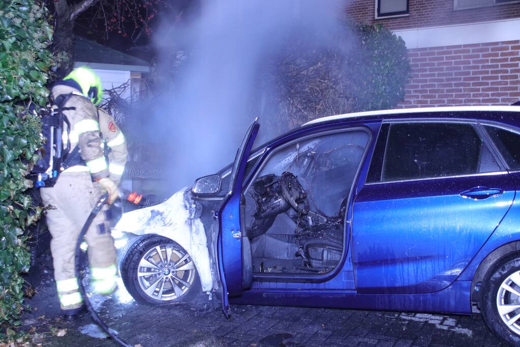 Geparkeerde auto brand uit