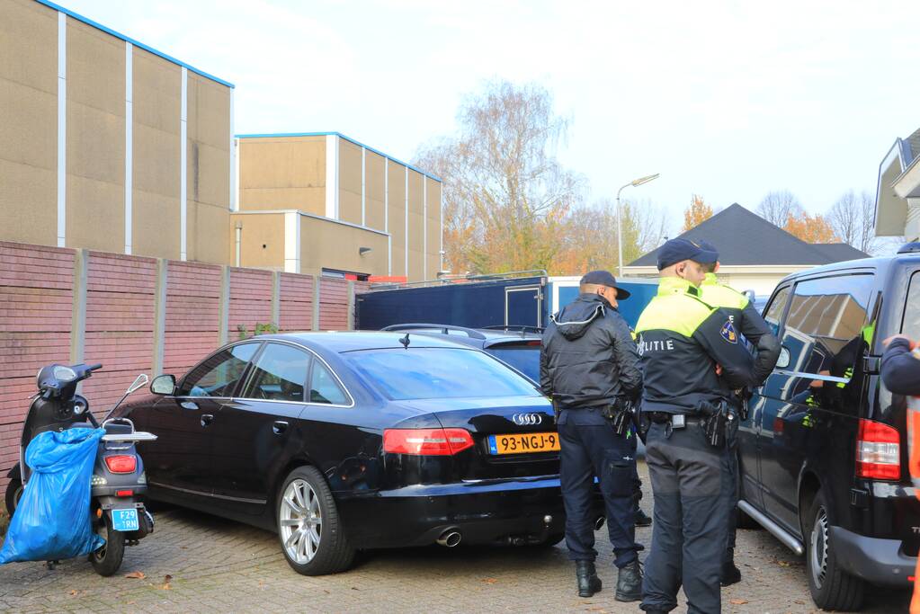 Inval woonwagenkamp tegen motorbende