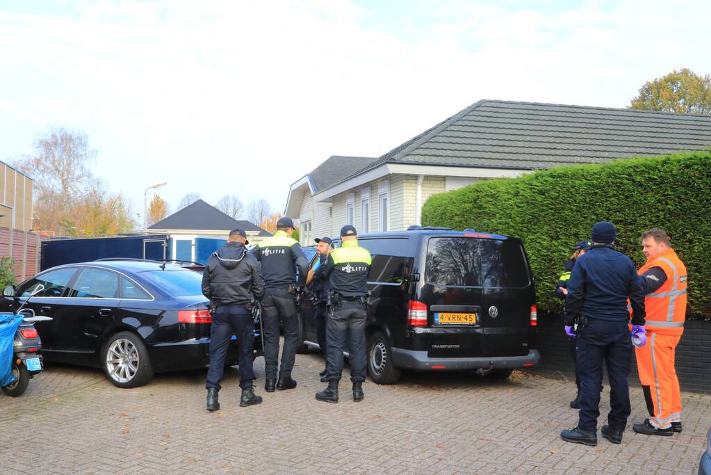 Inval woonwagenkamp tegen motorbende