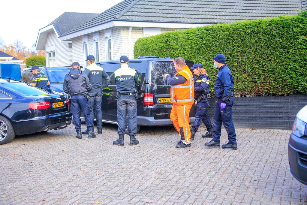 Inval woonwagenkamp tegen motorbende