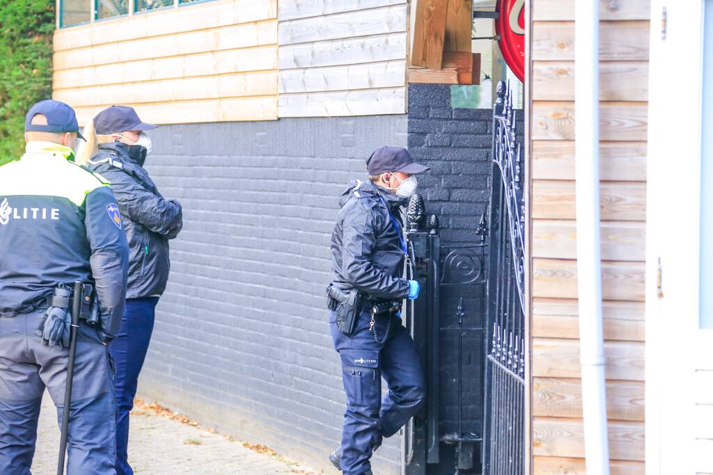 Inval woonwagenkamp tegen motorbende