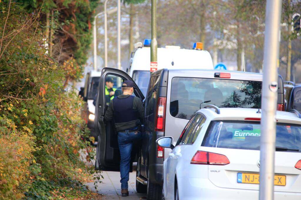 Inval woonwagenkamp tegen motorbende