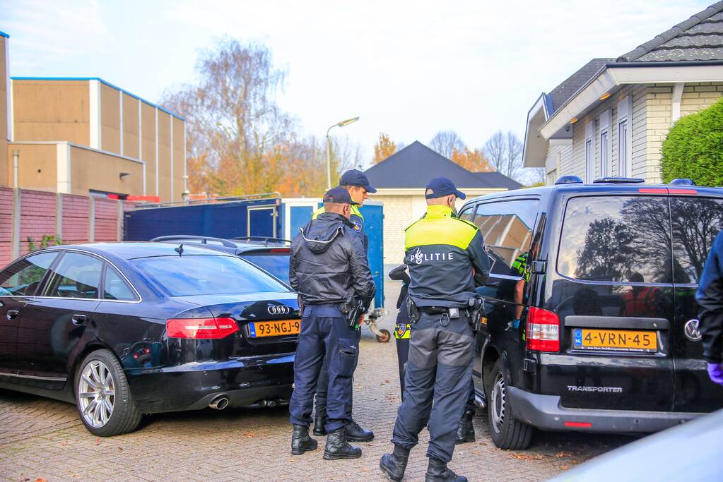 Inval woonwagenkamp tegen motorbende