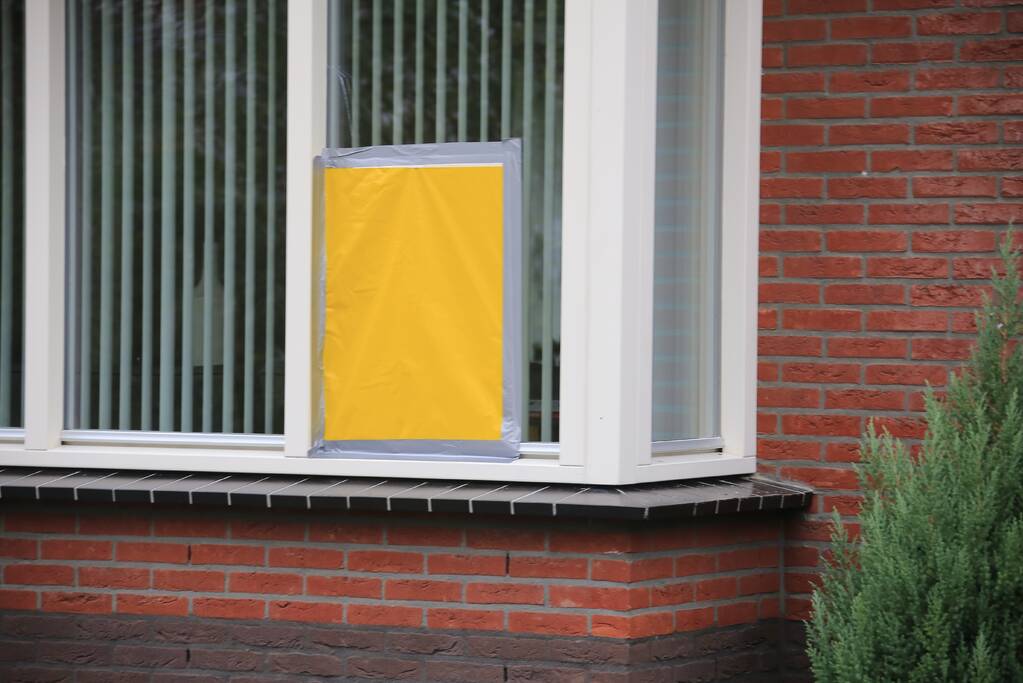 Auto in lichterlaaie onder carport van woning