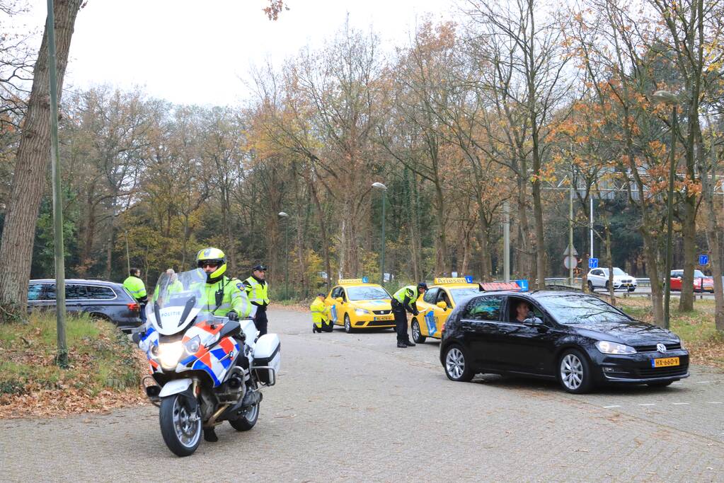 Politie houdt taxi- en rijschoolcontrole