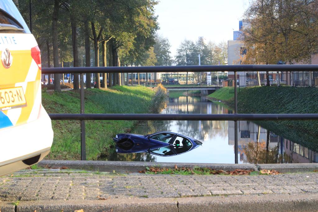 Auto raakt van de weg, ramt boom en belandt in sloot