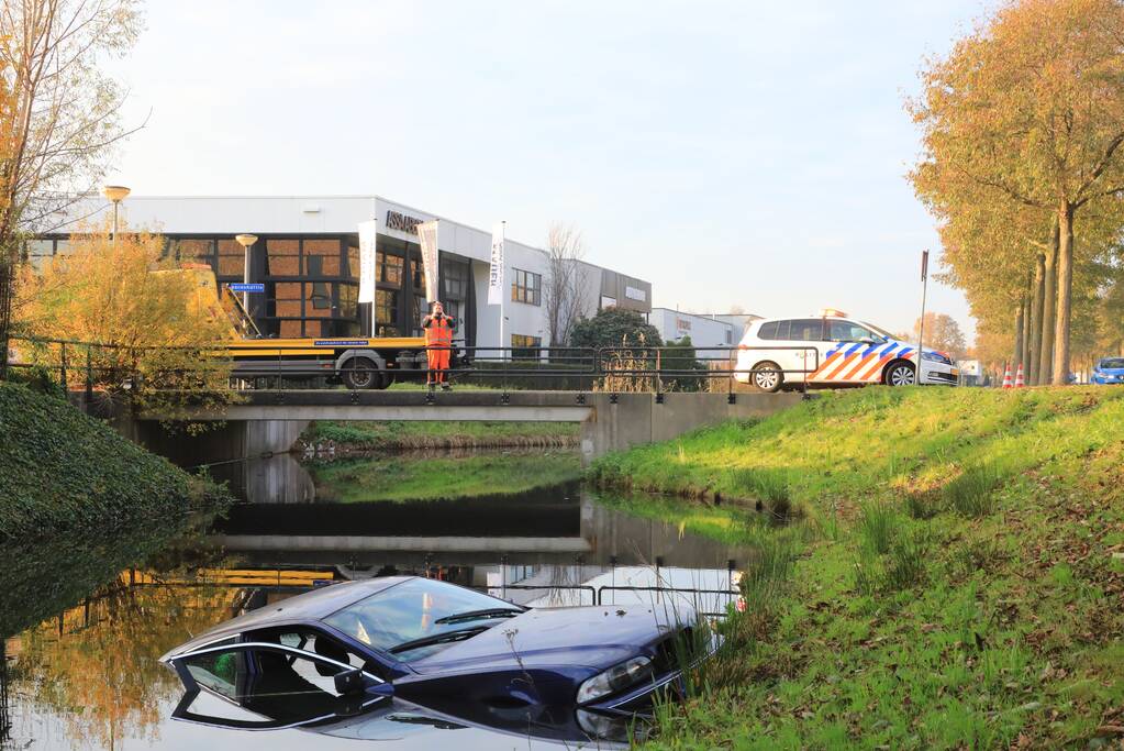 Auto raakt van de weg, ramt boom en belandt in sloot