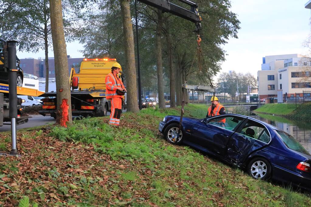 Auto raakt van de weg, ramt boom en belandt in sloot