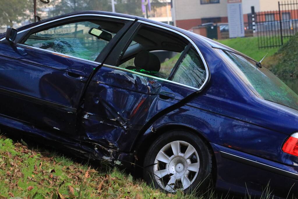 Auto raakt van de weg, ramt boom en belandt in sloot