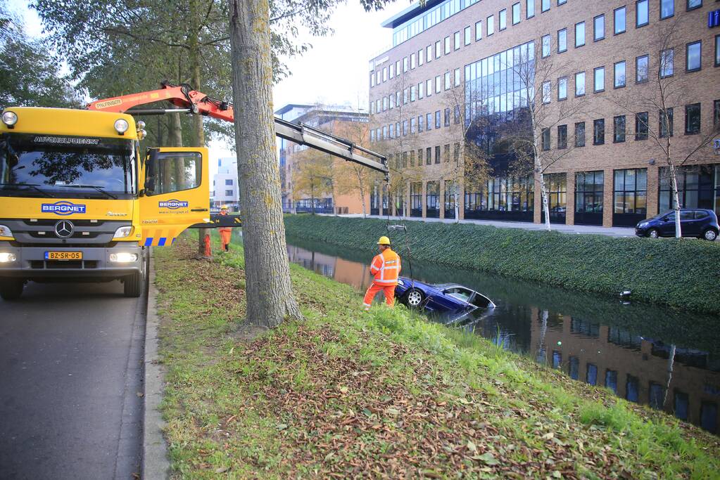 Auto raakt van de weg, ramt boom en belandt in sloot