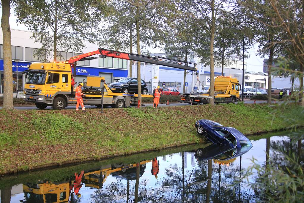 Auto raakt van de weg, ramt boom en belandt in sloot