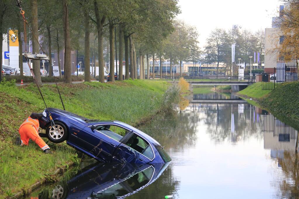 Auto raakt van de weg, ramt boom en belandt in sloot