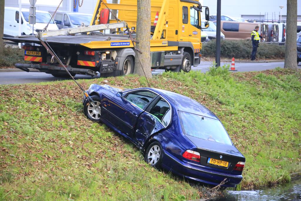 Auto raakt van de weg, ramt boom en belandt in sloot