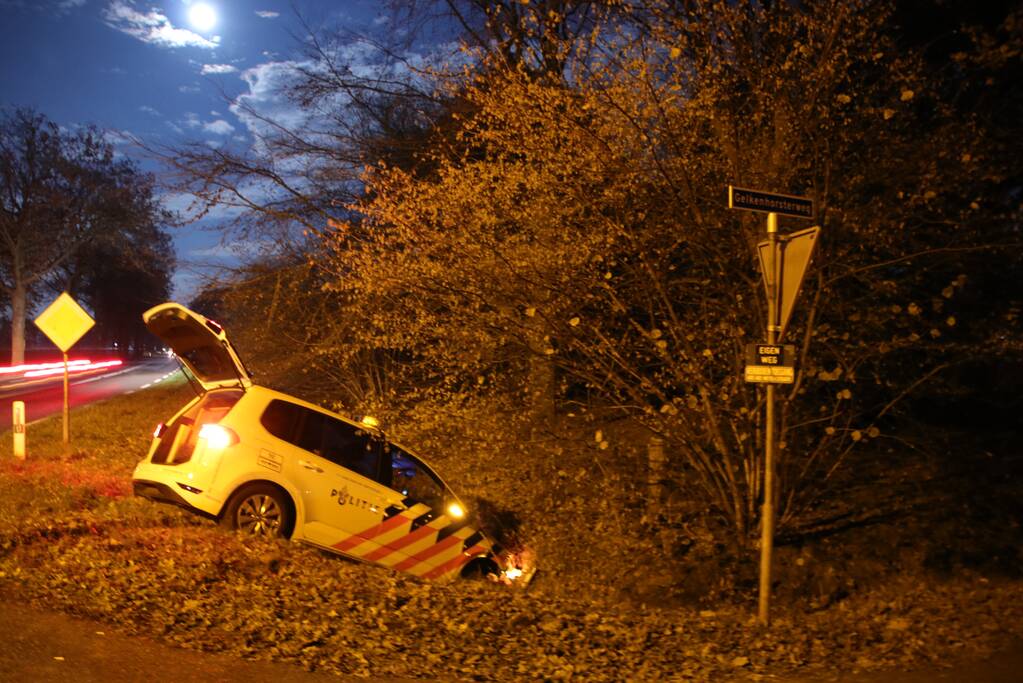 Politieauto vliegt uit bocht en belandt in sloot