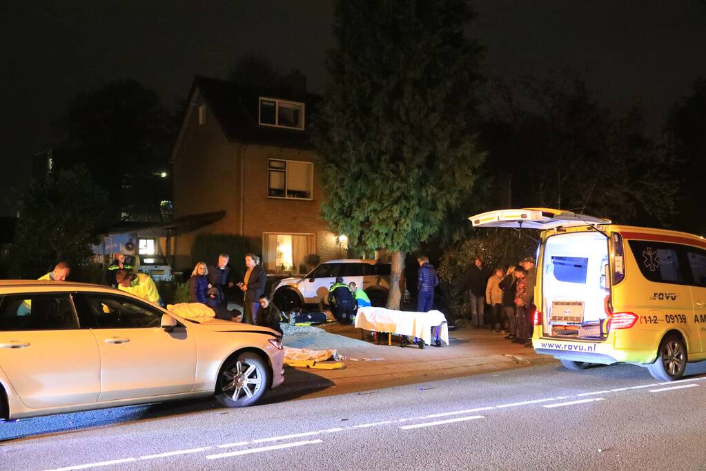 Twee scooterrijders gewond na aanrijding met auto