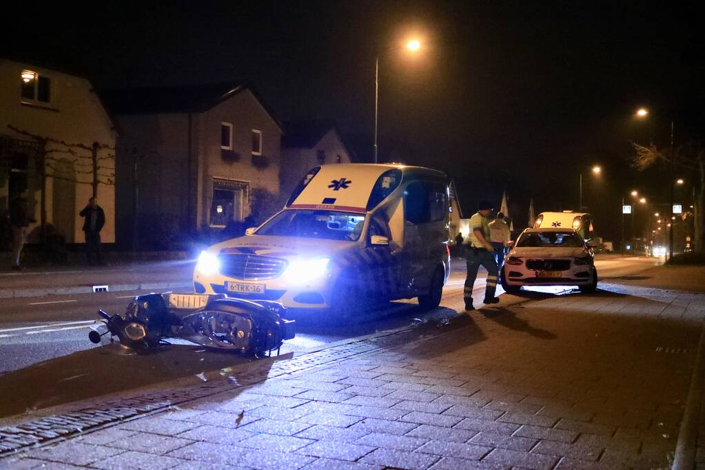 Twee scooterrijders gewond na aanrijding met auto