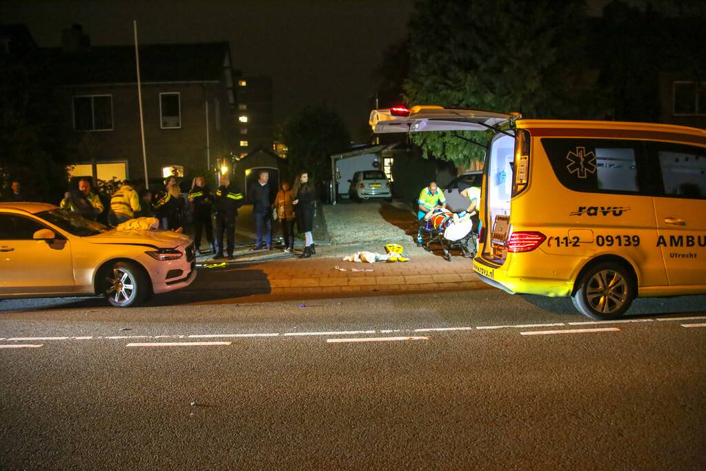 Twee scooterrijders gewond na aanrijding met auto