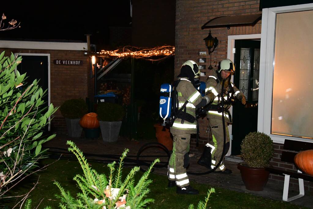 Woonkamer vol rook door schoorsteenbrand
