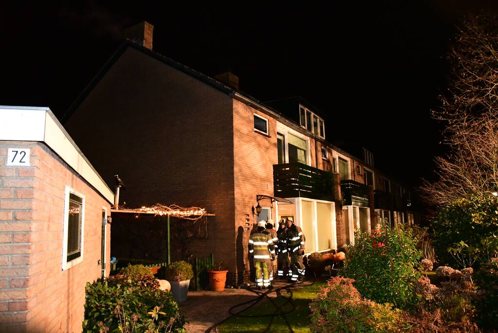 Woonkamer vol rook door schoorsteenbrand