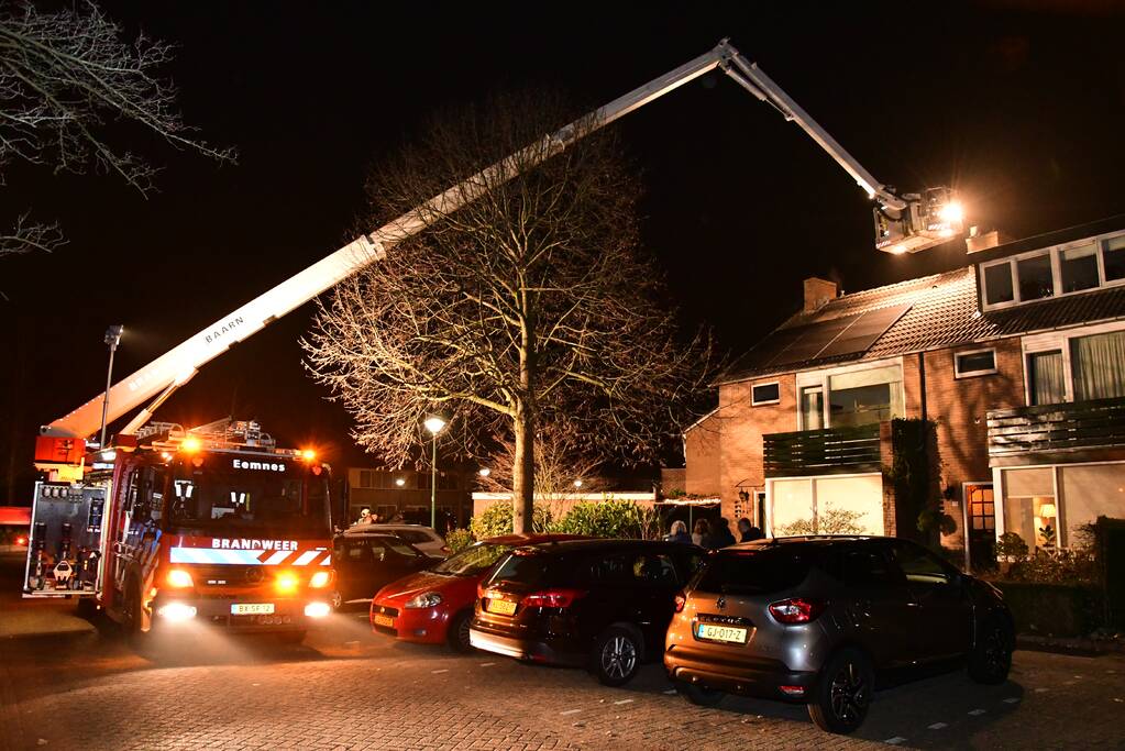 Woonkamer vol rook door schoorsteenbrand