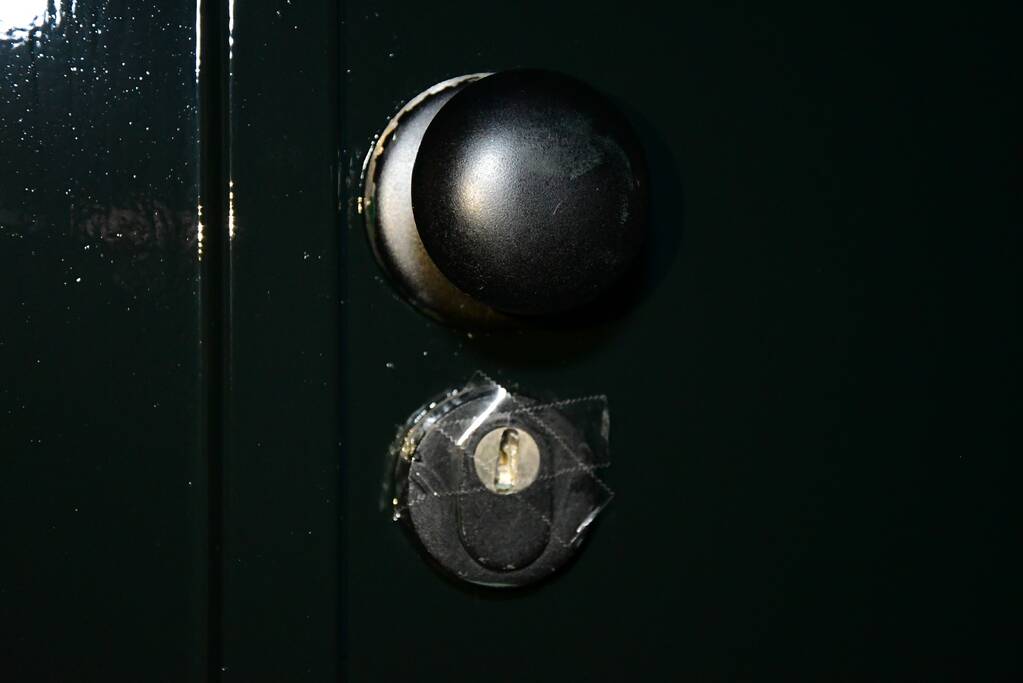 Plakband op meerdere sloten in buurt en poging woninginbraak