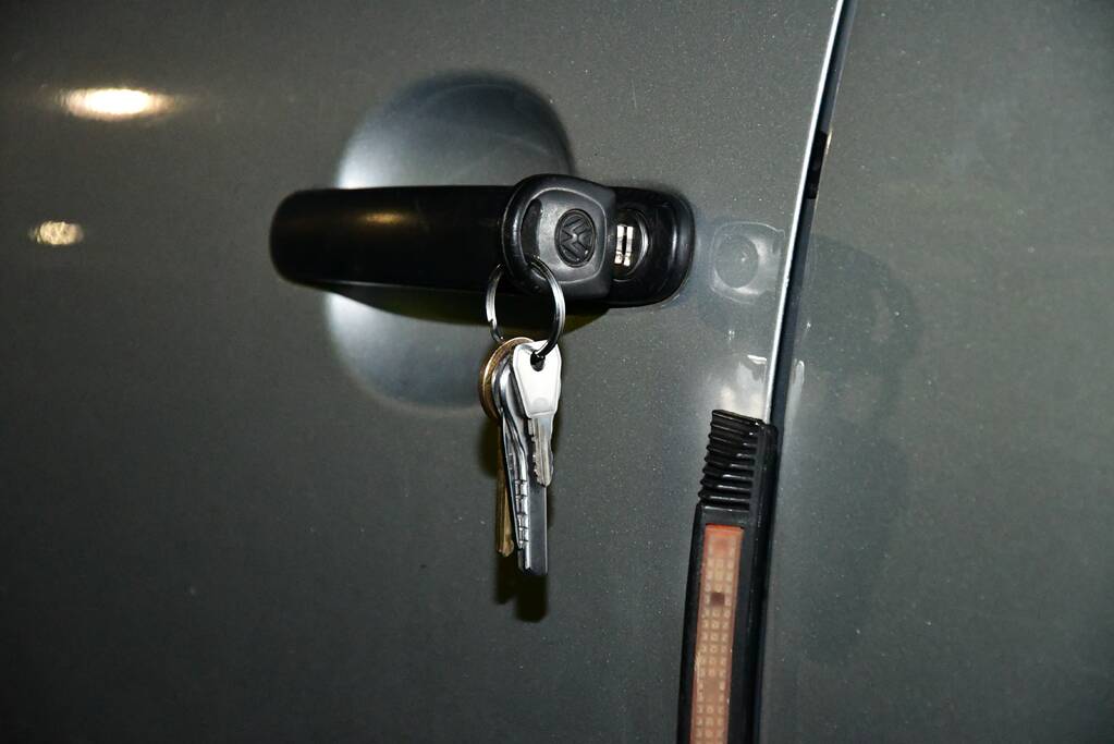 Plakband op meerdere sloten in buurt en poging woninginbraak