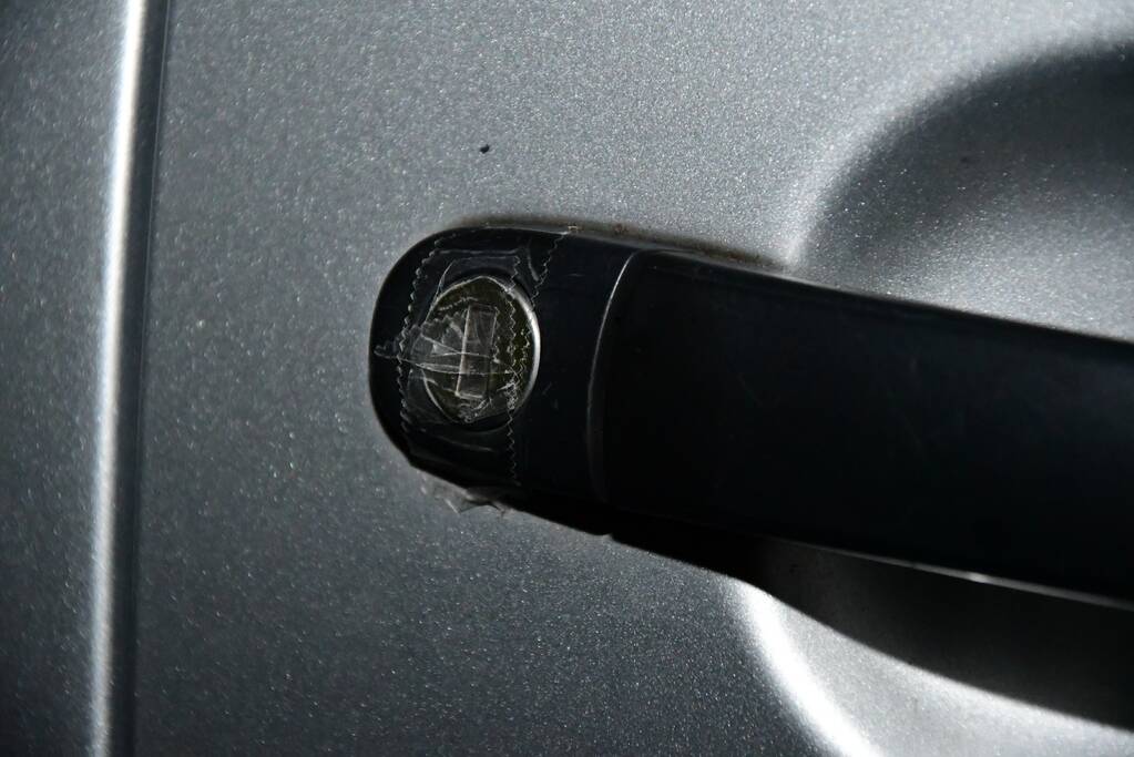 Plakband op meerdere sloten in buurt en poging woninginbraak