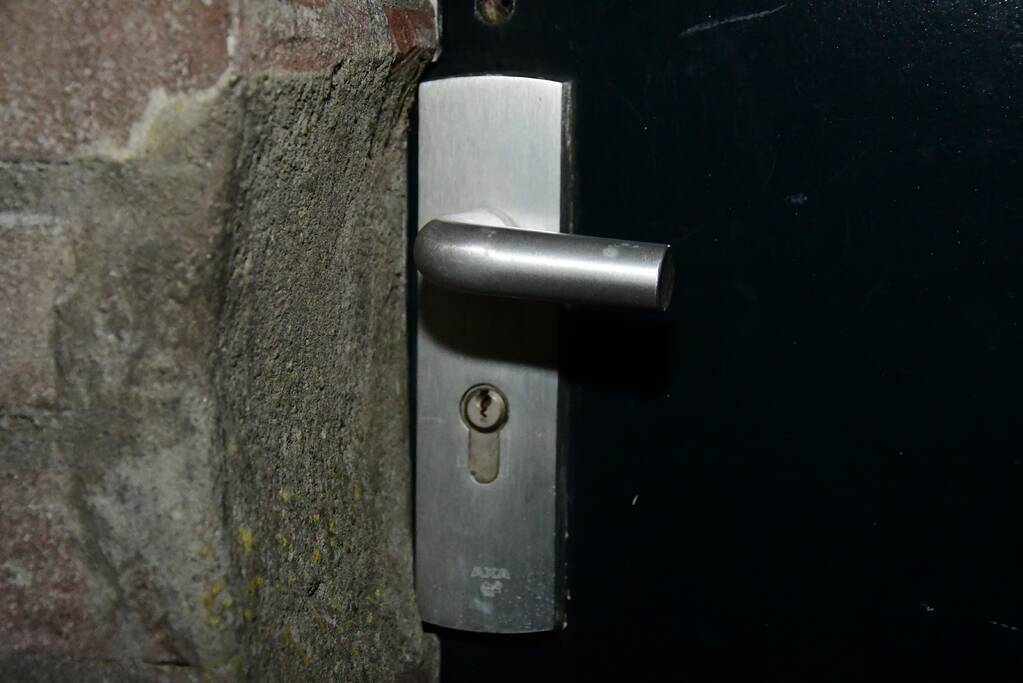 Plakband op meerdere sloten in buurt en poging woninginbraak