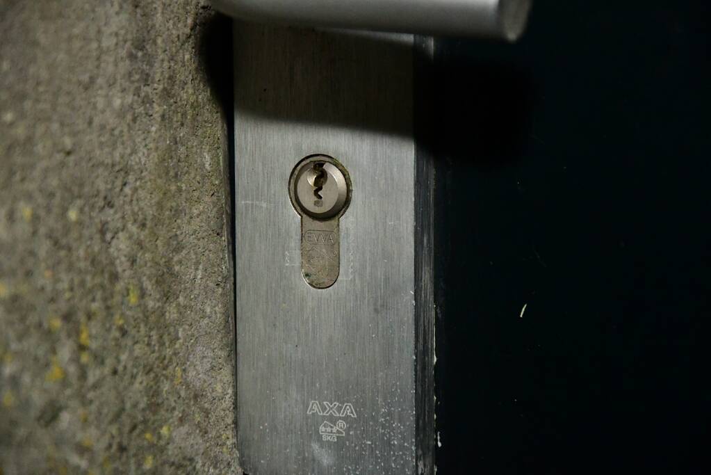 Plakband op meerdere sloten in buurt en poging woninginbraak