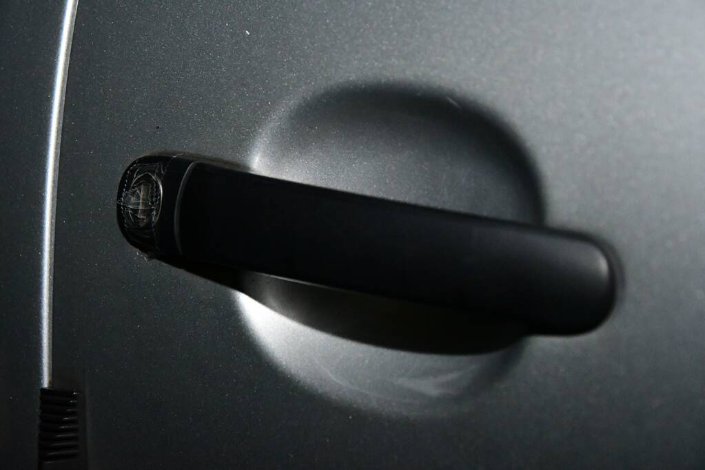 Plakband op meerdere sloten in buurt en poging woninginbraak