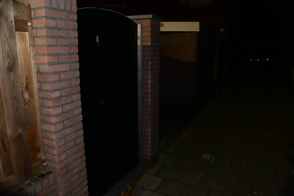 Plakband op meerdere sloten in buurt en poging woninginbraak
