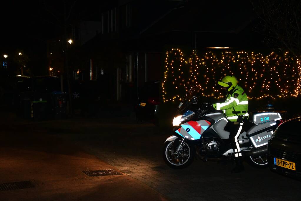 Plakband op meerdere sloten in buurt en poging woninginbraak