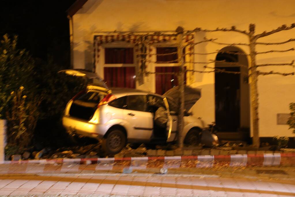 Auto rijdt tegen woning