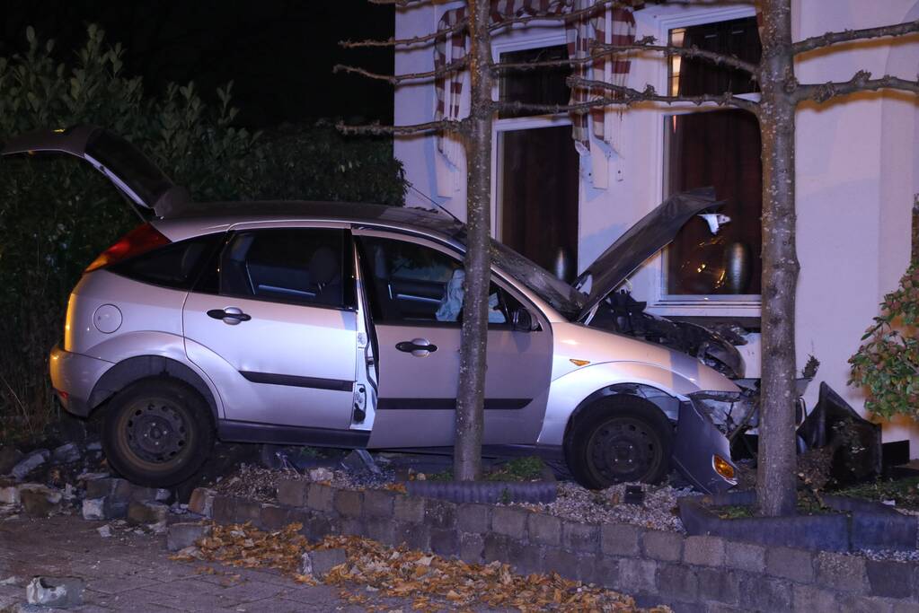 Auto rijdt tegen woning