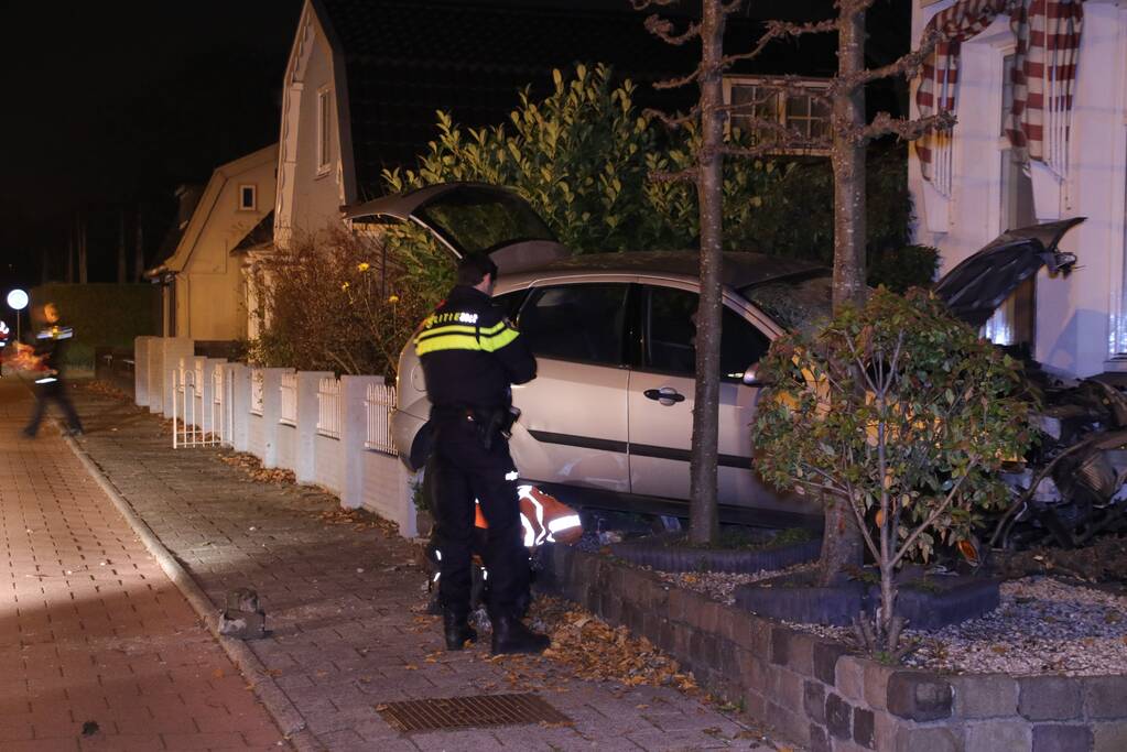 Auto rijdt tegen woning