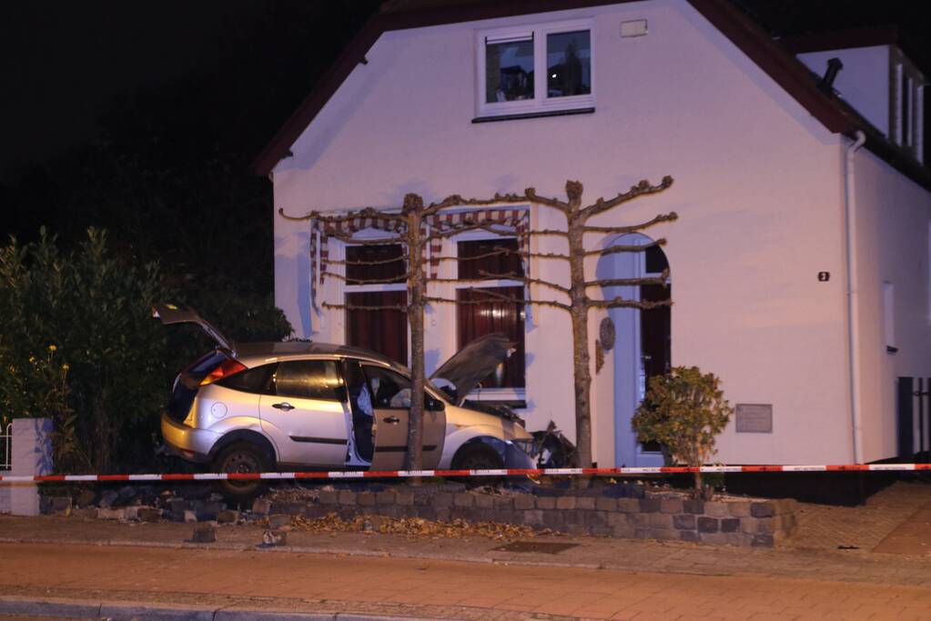 Auto rijdt tegen woning
