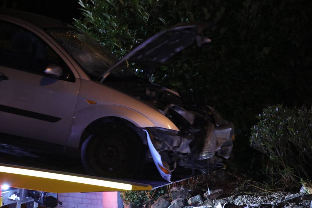 Auto rijdt tegen woning