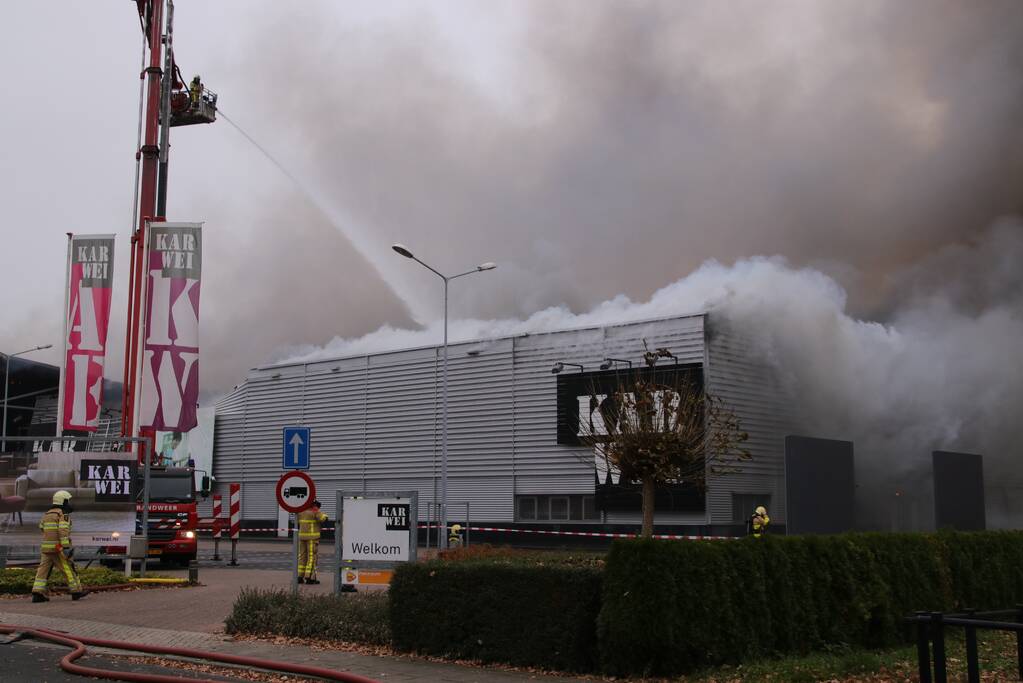 Felle brand verwoest bouwmarkt Karwei