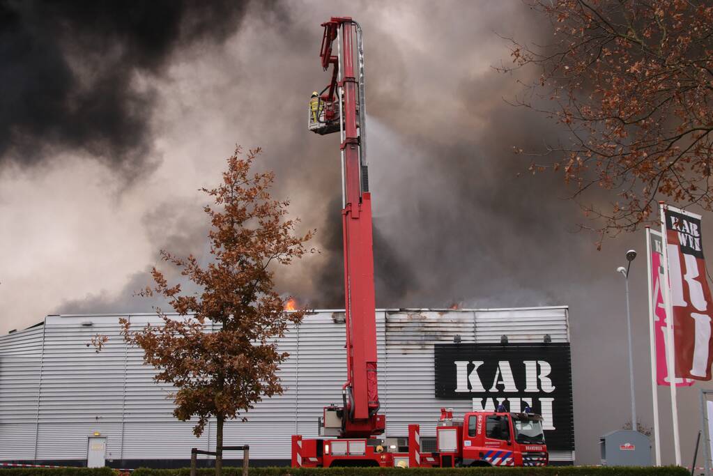 Felle brand verwoest bouwmarkt Karwei
