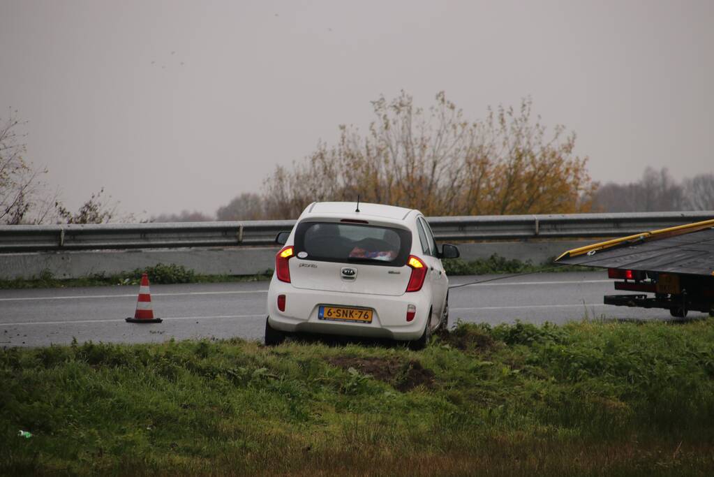 Auto belandt net niet in het water na glijpartij