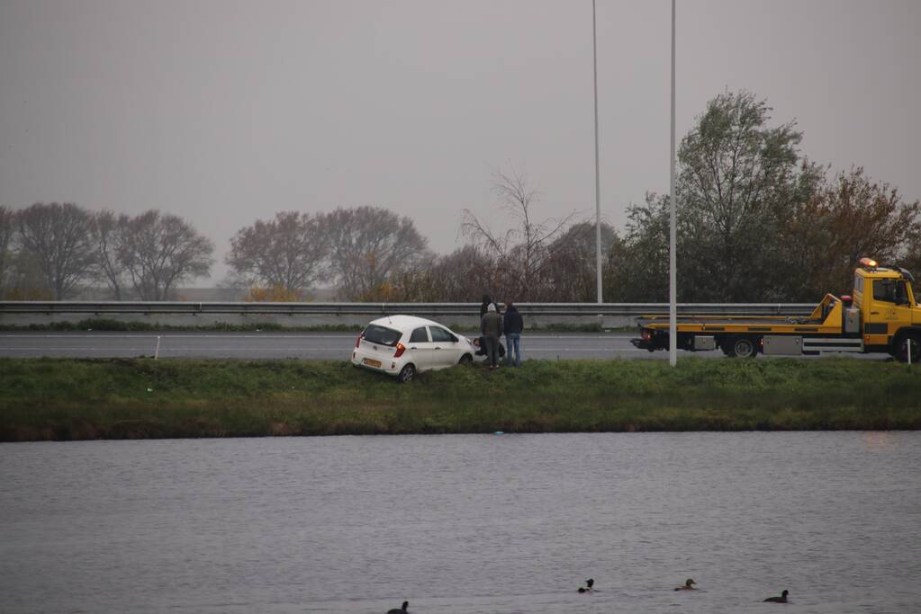 Auto belandt net niet in het water na glijpartij