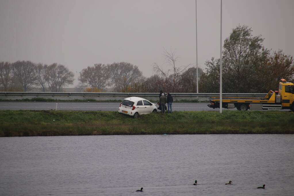 Auto belandt net niet in het water na glijpartij