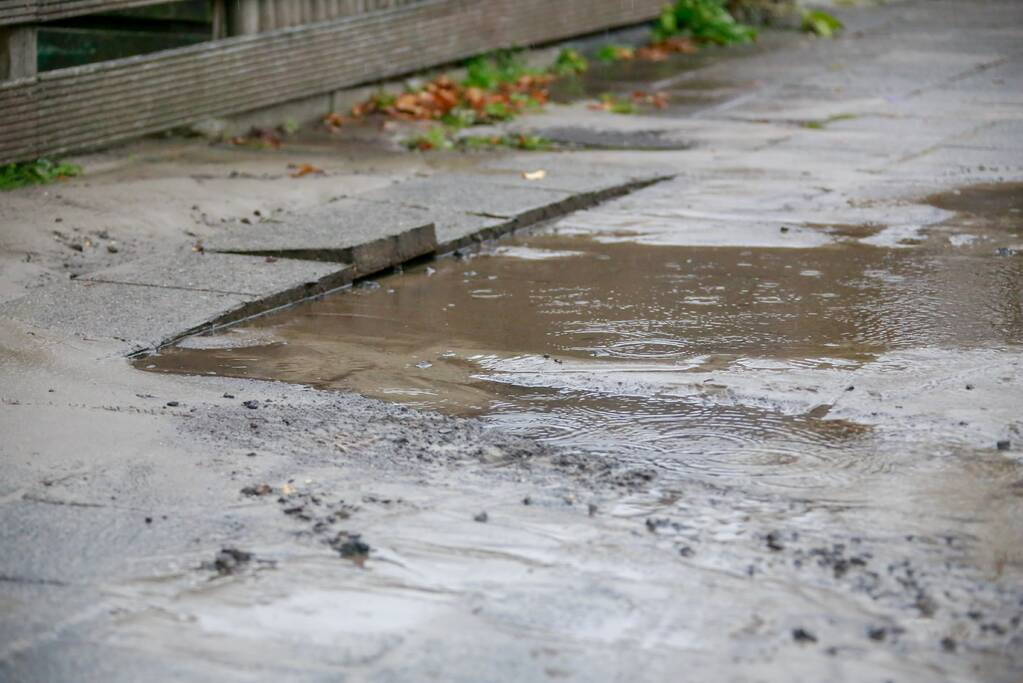 Straat blank na waterleidingbreuk
