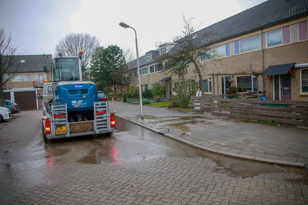 Straat blank na waterleidingbreuk
