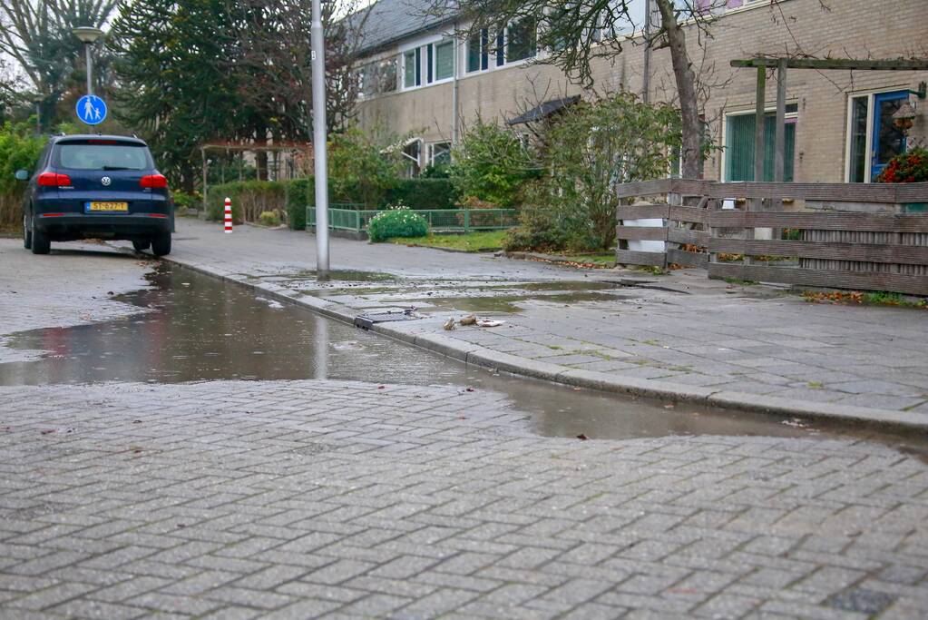 Straat blank na waterleidingbreuk